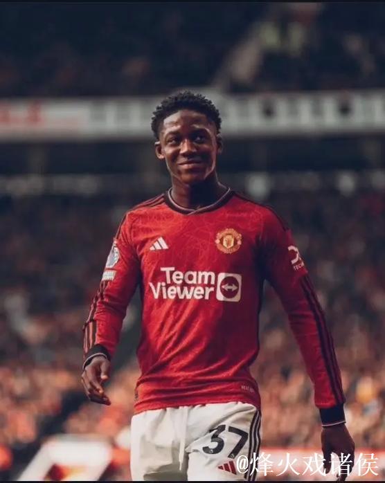 科比-梅努的哥哥现身老特拉福德,衣着展示‘释放科比-梅努’的标语 科比-梅努的哥哥现身老特拉福德,衣着展示‘释放科比-梅努’的标语